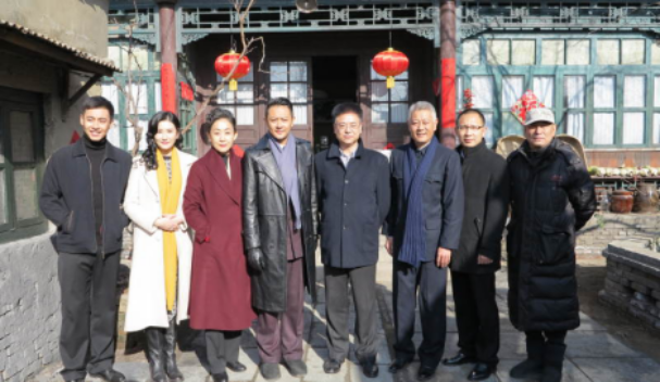 四川新华发行集团董事长朱丹枫前往华影PG 投拍电视剧《我的1997》拍摄现场探班