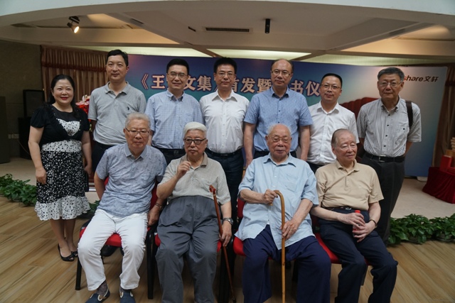 四川文艺出版社《王火文集》首发暨赠书仪式在成都购书中心举行